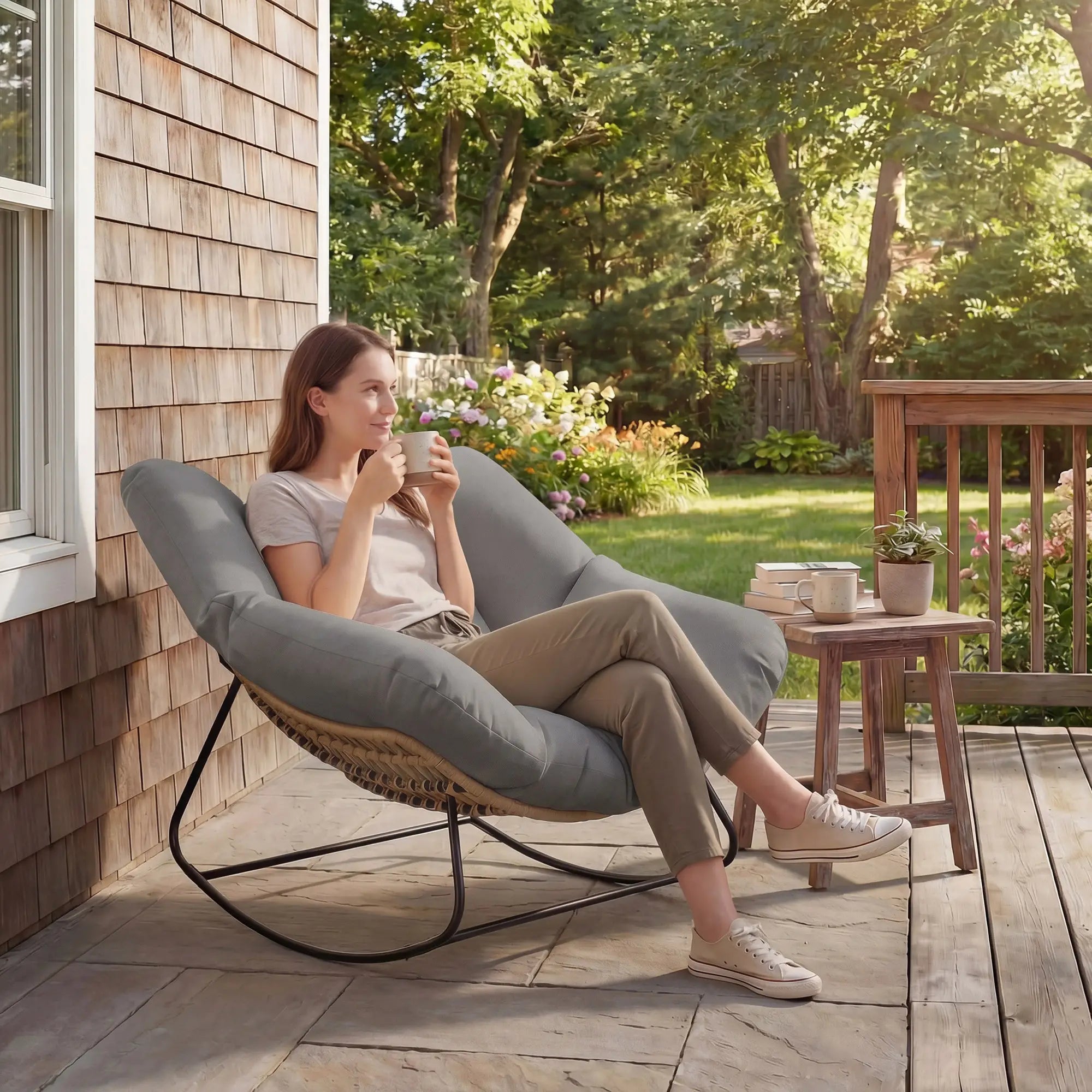 Großer schwingender Lounge-Sessel aus Polyrattan – Extra dickes Polster – Für den Innen- und Außenbereich – Grau
